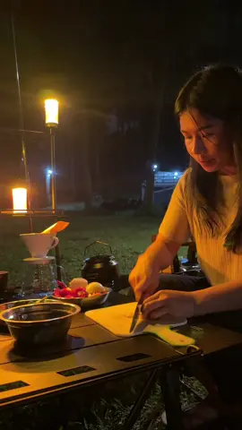 Masak masak di tenda saat camping. #familycamping #familyroadtrip #familycampervan #camping #campinglife #campinggear #rekomendasicampingground #campinggroundprigen #thepinusprigen 
