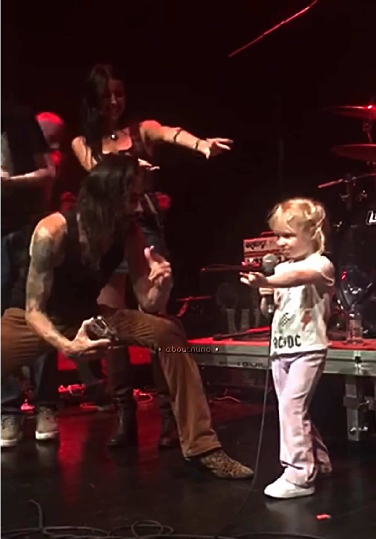 When your dad’s a rock god and your mom’s a dance queen, being iconic is just your default setting ✨ Olive made her debut last year at Turkey Jam with a killer version of “Jingle Bells” and this time she came back in full superhero mode singing “Time to Spidey Save the Day.” Sorry to the rest of the Bettencourts… but the real star of the night was about three feet tall 🤏🏻 p.s: Nuno better bring her on tour, because I need “Jingle Bells” and “Spidey” in every setlist from now on 😜♥️ 🎥: Cristina Nobili  🏷️  #nunobettencourt • #rockdareia • #daughter • #fy • #fyp 