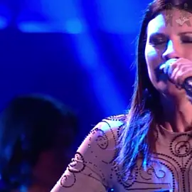 En Cambio No (Laura Pausini) En cambio no Hoy no hay tiempo de explicarte Ni preguntar si te amé lo suficiente Yo estoy aquí Y quiero hablarte ahora, ahora Porque se rompen en mis dientes (se rompen en mis dientes) Las cosas importantes (las cosas importantes) Esas palabras (esas palabras) Que nunca escucharás Y las sumerjo en un lamento (sumerjo en un lamento) Haciéndolas salir Son todas para ti (tan solo para ti) Una por una aquí (una por una aquí) #encambiono #laurapausini #rock #rockandroll #poprock #heavymetal #music