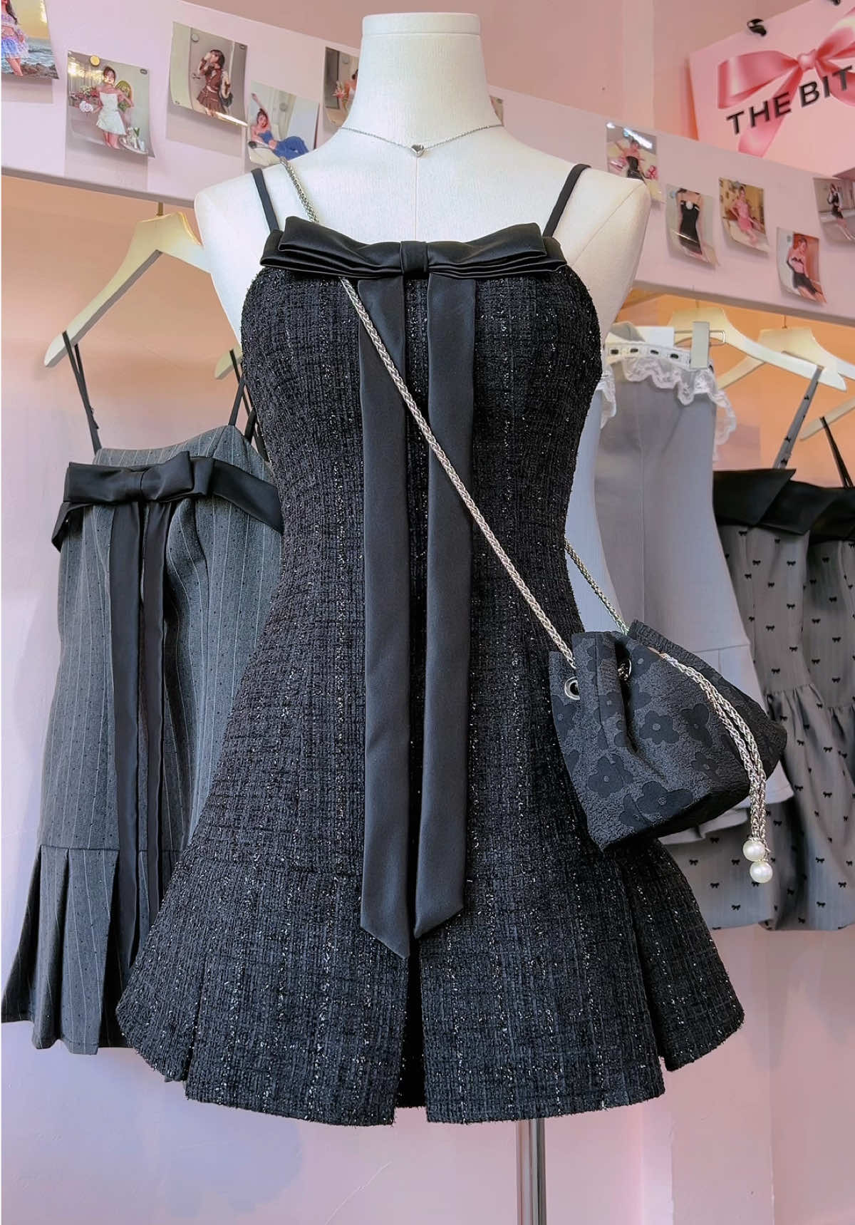 ୨୧ ୨୧ Thêm màu đen cho em váy Margot với chất liệu tweed phẩy nhũ lấp lánh ✨ váy đứng form vừa tôn da vừa tôn dáng cực kì thích hợp cho những buổi hẹn hò.  ୨୧ ୨୧ Bitsy gợi ý cho các nàng phối cùng giày cao gót đính đá nếu thích style sang trọng thanh lịch, còn nàng nào thích vibe cá tính thì phối cùng boots là đỉnh khỏi bàn lunnn 🙌🏻