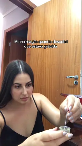 Em estado de choque real. Foi um processo, queríamos muito, foi planejado, mas não esperávamos que seria tão rápido.  Eu tinha acabado de fazer uma cirurgia após meu acidente em outubro, final de dezembro parei o comprido, minha menstruação veio em janeiro, e em fevereiro estava grávida. Descobri bem no início, só nós sabemos o quando desejavamos construír nossa família. Não tem como acreditar que Deus tem o melhor plano pra gente, não tem como dúvidar dos planos dele, NÃO TEM!  Fiquei sem reação, sem acreditar, sem saber pra quem contar, se ligava já direto e contava para ele (logo eu que sempre planejei surpresas pra esse momento). Sensação única, inexplicável, foi inesquecível. Descobri ali mesmo que não estava mais sozinha a partir daquele momento! 🥹😭 Obrigada meu Deus pelo melhor presente das nossas vidas. #descobrindogravidez #gravidez #filha #testedegravidez 