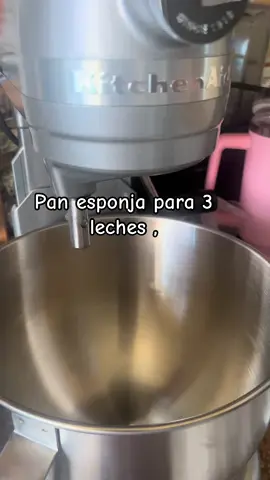 Pan esponja para 3 leches ,7 huevos , 1 taza de azucar , una cucharada de aceite , de azucar, de vainilla , 1 taza de arina , , una cucharada de bicarbonato tamizada ( junto ) ,,,horno precalentado a 338* por 28 minutos depende de su horno . 