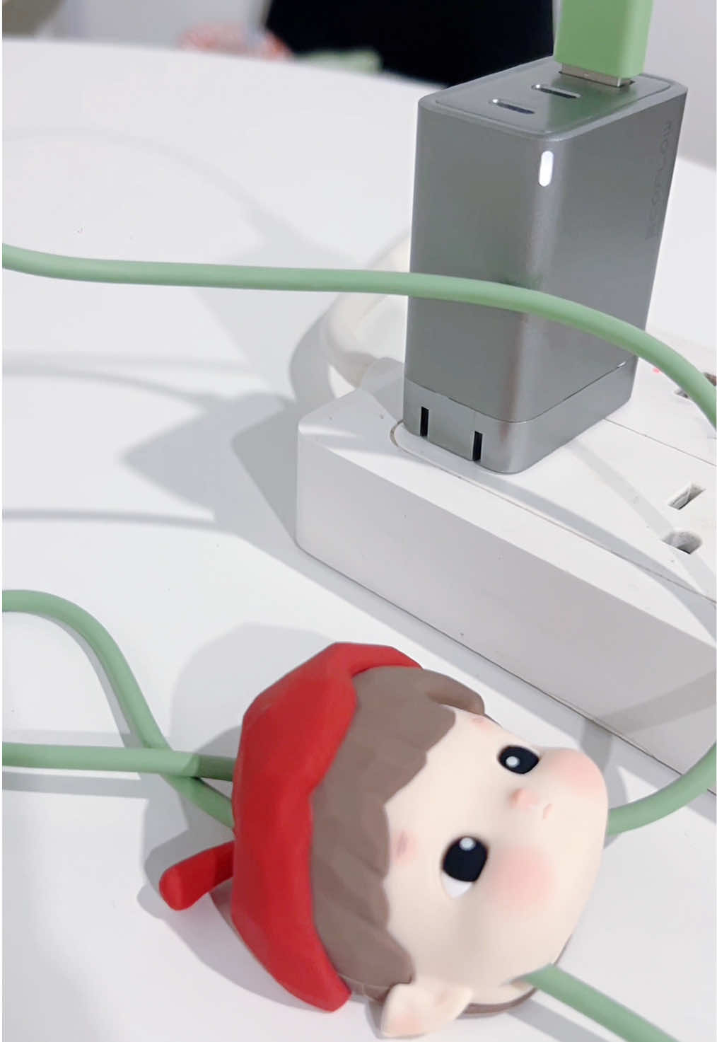 Multi-port fast charging from EcoFlow with foldable plug. Designed for people who carry more than one device. #fastcharging #EcoFlow #usbc #charger