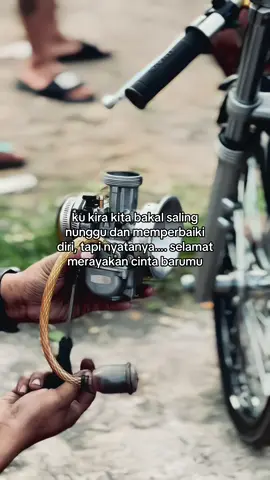 setulus apapun kamu bertahan, sekeras apapun kamu berharap, dan sedalam apa pun kamu mencintai, semuanya akan tetap terasa hampa jika hatinya tak pernah benar-benar mengarah padamu, kamu mencintai dengan tulus, memberi tanpa menuntut, menunggu tanpa batas waktu—namun pada akhirnya, kamu hanya seperti bayangan yang tak pernah ia lihat. bukan salahmu mencintai, dan bukan juga salahnya tak mampu membalas. tapi yang paling menyakitkan adalah ketika kamu sadar bahwa cinta sebesar itu harus kamu lepaskan, bukan karena lelah, tapi karena kamu tahu… kamu tak pernah jadi rumah baginya. dan terkadang, berhenti adalah satu-satunya cara mencintai diri sendiri setelah terlalu lama bertahan untuk seseorang yang tak pernah benar-benar memilihmu
