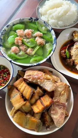 Dọn tủ lạnh còn gì nấu đó, cơm trưa đơn giản mời cả nhà làm miếng 