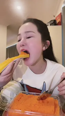 Mời các chị ăn trứng cá chuồn o phải trứng cua nhé#lyxuanlycuocsonghangngay #lyxuanly1984mukbang @ly xuân ly cuộc sống hàng ngày 