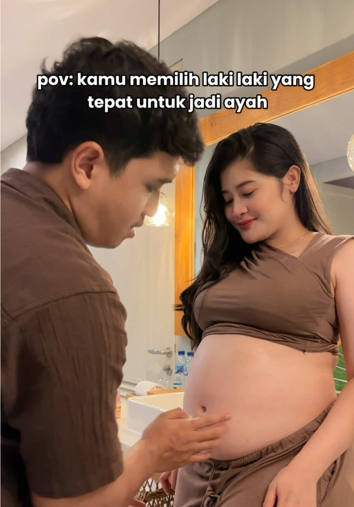 Masya Allah tiap hari galupa buat dibantu olesin stretchmark cream & oil, sederhana tapi bikin bahagia #husbandwife #husbandandwife #couple #pregnant #pregnancy #stretchmarks #fyp 