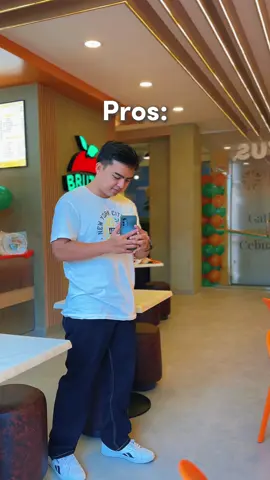 Beginners vs Pros when shooting reels! #fyp #reels #contentcreator #videography #cinematic #cameracontrol #restaurant #food #tipsandtricks #tip #tutorial #mobilevideography #mobile 