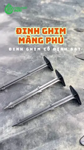 Đinh ghim màng phủ cố định bạt hay còn gọi là đinh ghim màng phủ nông nghiệp, có công dụng chính là cố định các loại màng phủ, bạt phủ, vải phủ trong các hoạt động canh tác nông nghiệp. https://bectuoiphukien.vn