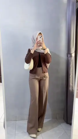 Celana nya bagus banget premium ini mah😍🤎😭 #outfitideas #outfitinspo #celanasalur #cardigan #celanacasual 