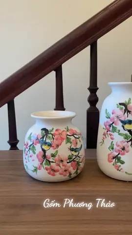 𝑩𝒐̣̂ 𝒃𝒂 𝒃𝒊̀𝒏𝒉 𝒉𝒐𝒂 𝒗𝒆̃ 𝒕𝒂𝒚 𝒕𝒉𝒖̉ 𝒄𝒐̂𝒏𝒈 🌸 Dưới bàn tay tài hoa của người nghệ nhân, từng chiếc bình gốm trắng được khoác lên mình bức tranh xuân đầy sức sống – khi thì đào thắm rực rỡ gọi mùa, khi lại là sen hồng thanh khiết soi bóng nước. Những cánh chim xanh bay lượn giữa hoa lá không chỉ làm nên điểm nhấn sinh động, mà còn gửi gắm ước vọng an lành, may mắn và đủ đầy. Dù là sắc đào rực rỡ hay dáng sen dịu dàng, mỗi chiếc bình đều mang hơi thở của thiên nhiên, đưa vẻ đẹp thanh tân vào từng góc nhỏ của ngôi nhà. Bộ sưu tập gốm vẽ tay – chạm vào là thấy cả một mùa xuân đang ở lại. 🌸🕊️ #gốm_sứ #bát_tràng #khônggiansongdep #bìnhhoa #decor 