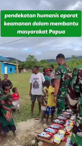 pendekatan humanis aparat keamanan dalam membantu masyarakat Papua. Dalam menjalankan tugasnya, aparat keamanan di Papua mengedepankan pendekatan teritorial yang humanis. Lebih dari sekadar menjaga ketertiban, pendekatan ini berfokus pada pembangunan hubungan baik dengan masyarakat melalui dialog yang konstruktif, keterlibatan dalam program pembangunan yang meningkatkan kesejahteraan, serta menjunjung tinggi nilai-nilai hak asasi manusia. #TNIPolridiPapua #PapuaDamaiSejahtera #PendekatanTeritorialHumanis #SinergiUntukPapua.