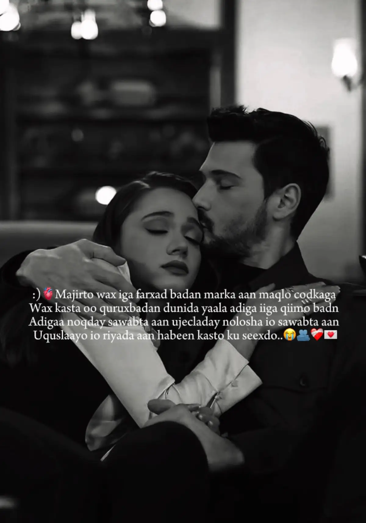 Jacaylka aan kuu qabo ma aha mid ku eg hadal iyo goraal. Waa nolol, waa neef, waa dareen aan dhiman doonin xitaa haddii waqtigu nagu xumaado. Waa rabitaan aan ahayn kaliya jidh, balse nafta lafteeda waa in aan kugu arko mustaqbalkayga, kugu riyooodo, kugu ducaysto, kuna sugi doona. Waxaan kuu ahay qof kuu heelan, kuu diyaar ah, kuu furfuran, kuuna daacada. Ma jiro cid kale oo aan qalbigayga la wadaago sida adiga kula wadaago. Ma jiro qof kale oo aan doonayo inuu ila arko waaberiga iyo galabtii. Adiga ayaan kuu jeclahay - si qoto dheer, si aan shuruud lahayn, si waqti la'aan ah. Haddii ay duni kala fogaato, qalbigayga wuu kuu iman doonaa. Haddii ay xusuusuhu duugoobaan, waxaan ku qorayaa bogag aan marnaba lumin doonin. Haddii aan hadli waayo, indhahaygu way kuu sheegi doonaan dareenka ay kuu qabaan. Adiga ayaan ku jeclahay... waxaana kugu sii jeclaan doonaa weligey#jaceyl #fyp #smalitiktok #somaliromantic #erayojaceyl❤💯 #samali #vilar #