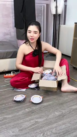 Bóng đèn âm trần 23k/ chiếc mời các bác #vairal #xuhuong #xuhuongtiktok #trangchamchi #giadungtienich #giadung 