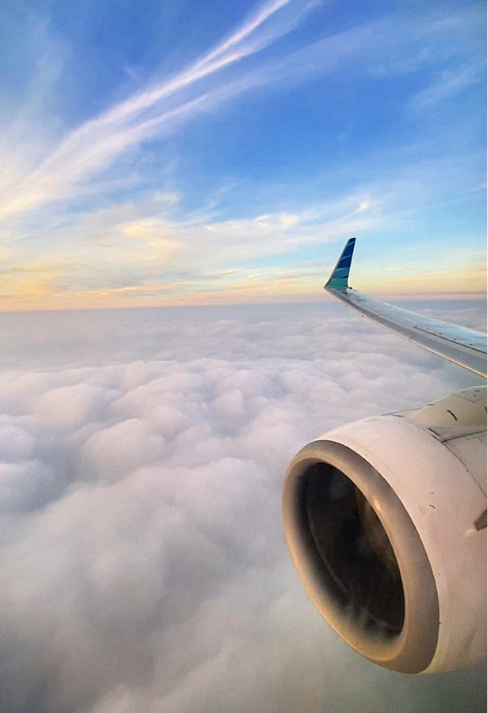Apa kabarmu, kabarku baik saja 🎤 Window seat view + sunset 😍 #garudaindonesia #windowseat #aviationdaily #sunsetvibes #traveldiary 