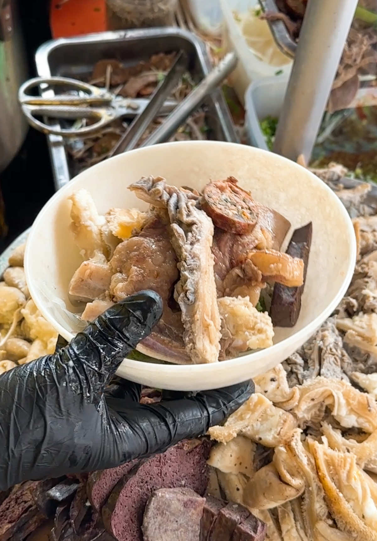 Cháo sườn sụn bò mix nạm lòng thập cẩm đang làm mưa làm gió tại Cháo Bò 99 luôn nghen 😮‍💨 Sườn sụn nhai vui miệng, nạm thì mềm tan, lòng thì giòn rụm – mà tất cả lại nằm gọn trong một tô cháo nóng hổi, sánh mịn, thơm phức… ăn một muỗng là thấy cả tâm hồn được xoa dịu 🫶 Team nào đang tìm món “vừa lạ vừa đã” để cùng nhau chill chiều nay, kéo nhau ghé liền đi nhen, không là lỡ mất món đang hot rần rần á 😚 #chaobo99 #ancungtiktok #LearnOnTikTok #xuhuongtiktok #riviewanngon 