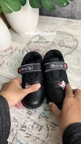 sepatu anak kakinian bisa langsung di order 😍 #fyp #foryou #viral #sepatu #sepatuanak #sepatusekolah #perempuan 