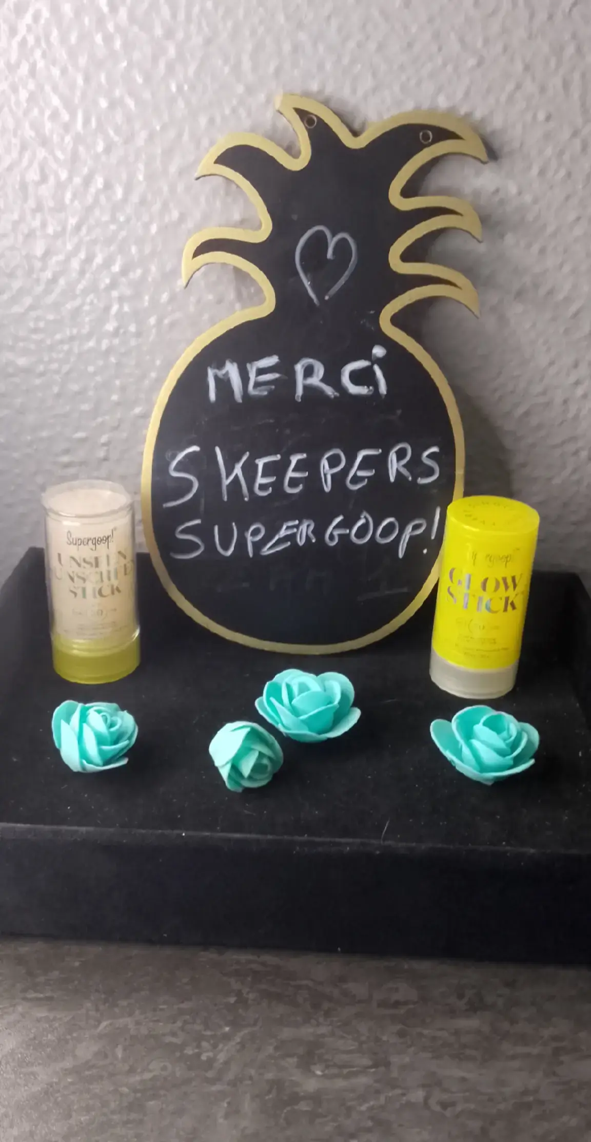 ✨ Merci Skeepers et Supergoop! ✨ J’ai reçu l’Unseen Sunscreen Stick SPF 30 et le Glow Stick SPF 50 🌞. Faciles à appliquer, texture légère, pas d’effet gras et parfaits pour protéger la peau tout en gardant un joli glow naturel ✨. Idéal à glisser dans le sac pour des retouches en journée 👜. Protection, praticité et glow… que demander de plus ? 💛 @Skeepers France  #stickspf50 #protectionsolaire #glow @Supergoop 