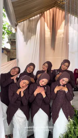 trend bridesmaids wedding satu ini wajib dibuat pas kamu weeding😆  mau bikin konten trend wedding? booking wedding content creator bekasi melalui dm tiktok/ig  #bridesmaids #trendweddingtiktok #trendengagement #trendlamaran #kontenwedding 