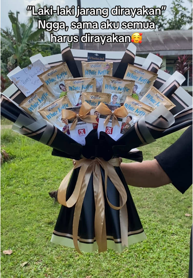 Rekomendasi kado cowo paket lengkap kopi + udud😍 📍Rejosari, Natar lampung selatan IG : florist.ind7 #buketkopi #buketnatar #buketmurahlampung #buketbdl #xybca #giftideas #kadopacar #kadocowok #bouquet 