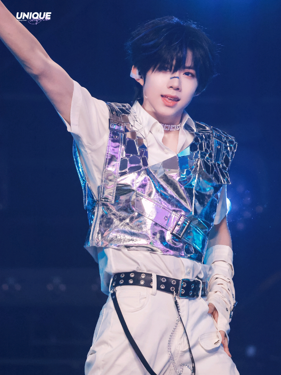 Anh Hằng!!! Nhưng mà anh này ảnh mới 15 tuổi=))) C: -旺仔小哼- #chenyiheng #trandichhang #concert #tffamily_4th_generation #yuxuan🍈 