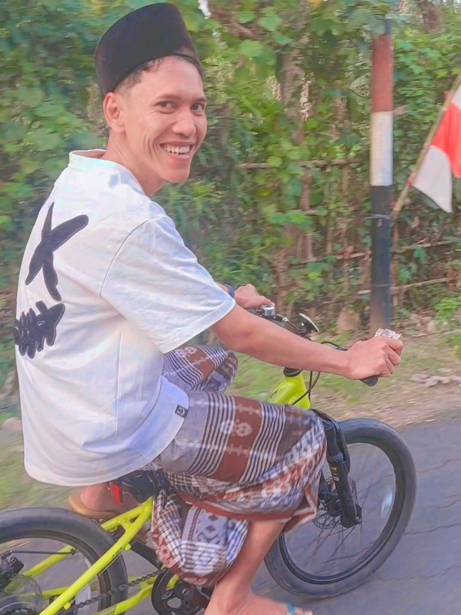 kelakuane gurumu ciduk cah !! makin tua malah makin muda 🗿