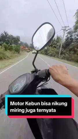 Motor kebun kalian bisa nikung miring gini sob ? padahal pake ban trail. enak kali jalan lintas aceh ini ya. sepi dan jalan mulus. #subulussalam #riding 