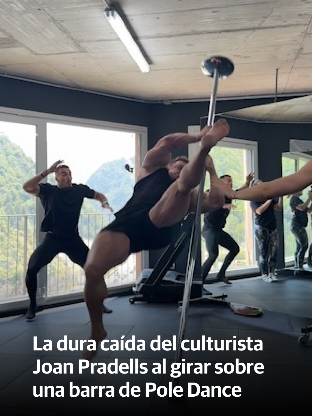 El culturista Joan Pradells se ha caído de una barra de Pole Dance y se ha golpeado fuertemente la espalda en el suelo después de que, tras subirse y girar, el aparato se moviese sobre el techo en su parte más alta y se desestabilizarse. Él mismo ha publicado el vídeo en sus redes sociales y ha asegurado que se encuentra bien y sin ningún problema físico tras el incidente. #viral #dance #poledance #joanpradells #caida