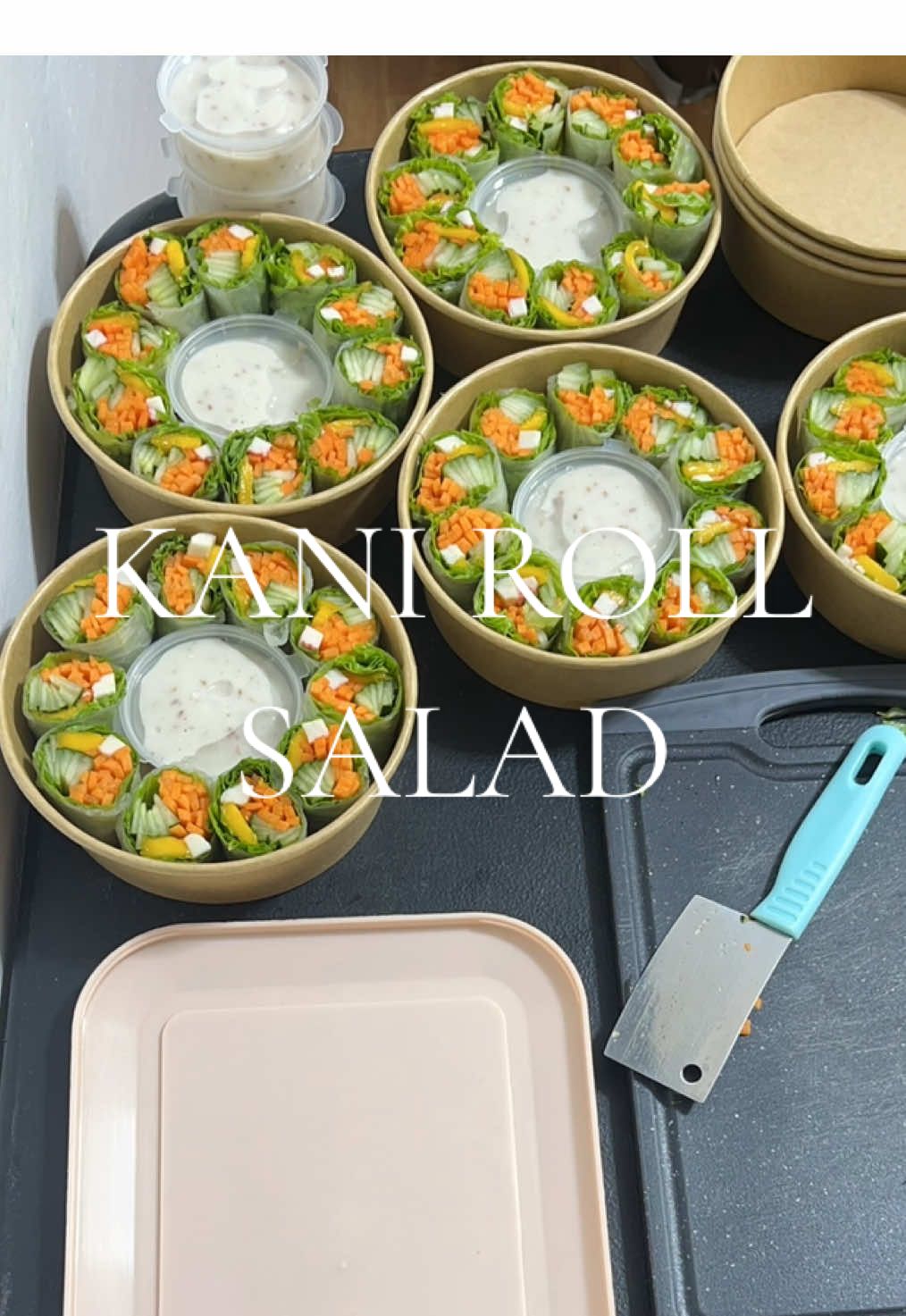Another “Kani Roll Salad” Serye 🥗 Kraft Paper bowl @Hello Kaye Tees  #creatorsearchinsights #makeitvirаl #fypsounds #fyp #salad #kaniroll #tiktok #LIVEIncentiveProgram #LIVEStory #PaidPartnership 
