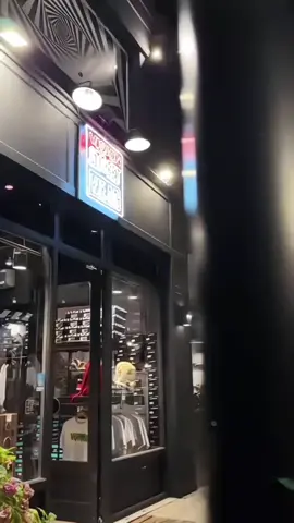 Vision Street Wear adalah merek pakaian, skateboard, dan BMX Amerika yang didirikan pada tahun 1976 oleh Brad Dorfman. Merek ini dikenal sebagai pelopor streetwear, lahir dari budaya skateboard dan BMX. . #visionstreetwear #fyp #streetwear #hypebeast #rich 