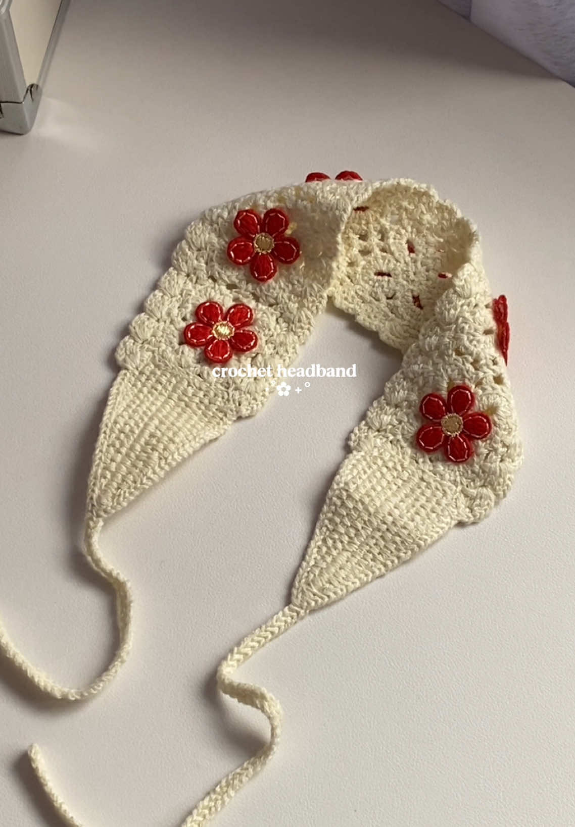 Wait… crochet headbands are actually this pretty?! 😍 #crochetheadband #headband #flowerheadband #crochetflowerheadband #hairaccessories 