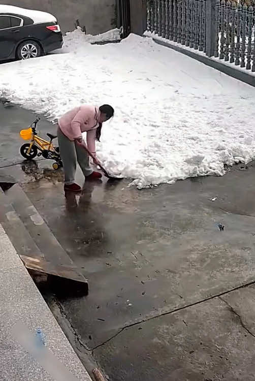 Satisfactory snow removal #satisfying #asmr #snow #ice #europe 