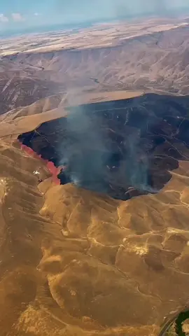 DC-10 Air Tanker adalah jet tanker udara berbadan lebar buatan Amerika Serikat. Sejak tahun 2006, DC-10 Air Tanker digunakan dalam pelayanan sebagai satuan pemadam kebakaran udara. Pesawat, dioperasikan oleh teknis bersama 10 Tanker Air Carrier, adalah pesawat konversi McDonnell Douglas DC-10, dan dasarnya digunakan untuk memadamkan kebakaran hutan, biasanya di daerah pedesaan. Pesawat bertenaga mesin turbofan membawa hingga 12.000 galon US (45.000 liter) air atau di tangki eksterior tahan api, yang isinya dapat dilepaskan dalam delapan detik. Dua kapal tanker udara saat ini beroperasi, dengan panggilan-tanda Tanker 910 dan Tanker 911. - - 🎥: peterson_jana, 10_tanker #trending #fyp #aviation #plane #xavier.sky #viral #avgeek 