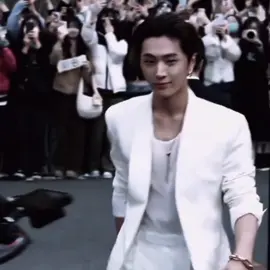 POV ||: Pagi baru menembus tirai kamar tamu yang dingin. Kamu terbangun lebih awal dari alarm. Bukan karena nyaman, tapi karena semalam tidurmu tak pernah benar-benar nyenyak. Rasanya, seperti tubuhmu belum sempat beristirahat. Kamu menghela nafas pelan dan menggenggam cincin di jari manismu—satu-satunya bukti bahwa kamu kini adalah seorang istri. Meski tak pernah dianggap sebagai itu. Kamu melangkah keluar kamar dengan hati-hati, mencoba tak membuat suara apa pun. Di rumah sebesar ini, rasanya kamu begitu kecil. Kamu tau kamu masih bisa melakukan satu hal sederhana sebagai seorang istri: memasak sarapan untuk suamimu. ——— Kamu membuka kulkas dan mengambil beberapa bahan. Telur, sayur, nasi sisa semalam yang bisa dijadikan nasi goreng. Kamu memotong bawang, mengiris cabai, dan menggiling bumbu dengan hati-hati. Tangismu semalam belum sepenuhnya kering, tapi kamu ingin tetap mencoba. Setidaknya pagi ini bisa sedikit lebih baik. Tapi pisau itu terlalu tajam. Tanpa sengaja, jari telunjukmu teriris. Cukup dalam, cukup menyakitkan. Darah mengalir cepat, menetes ke talenan dan ke lantai. Kamu memekik kecil, buru-buru mencari tisu, membalut luka dengan tergesa-gesa. Tapi darah tetap mengalir. Saat itu juga, suara langkah kaki terdengar menuruni tangga. Jay muncul dengan kemeja rapi dan rambut yang masih sedikit basah, tanda ia baru mandi. Aroma parfumnya langsung memenuhi ruangan. Tapi bukan itu yang membuatmu tercekat. Dia tidak menatapmu sama sekali. Bahkan ketika darah masih mengucur dari jarimu. Bahkan ketika kamu berdiri di sana, dengan wajah lelah dan luka yang terbuka. “Jay…” panggilmu pelan. Jay berjalan melewatimu begitu saja. Kamu mengumpulkan keberanian dan menghentikan langkahnya dengan tangan yang satu lagi. “Sarapan dulu, ya? Aku udah masak—” “Gak usah.” Nada suaranya tajam, dingin, memotong harapan kecil yang sempat tumbuh di dadamu. Jay menatapmu, akhirnya. Tapi bukan tatapan suami. Lebih mirip seperti melihat seseorang yang mengganggu jalannya. “Kamu gak perlu repot-repot masak buat aku. Gak usah berpura-pura jadi istri. Kita tahu kenyataannya, kan?” ujarnya dengan tenang tapi menyakitkan.” Kamu cuma istri yang gak pernah aku harapkan. Jadi gak usah berusaha kelihatan berguna.” “Setidaknya kamu hargain, Jay. Aku udah rela masak demi kamu, tangan aku sampai berdarah. Demi kamu, setidaknya kamu—”  Jay memotong cepat, tegas, “Dan kamu mengharap aku khawatir, iya?! Jangan bodoh, Y/n. Aku tidak akan pernah menghargai usahamu apapun itu, kamu kira aku akan khawatir dengan luka yang ada di tanganmu itu? Jangan harap, kamu hanya istri di atas kertas. Aku tidak mencintaimu, aku juga tidak pernah menganggap mu sebagai istri ku. Karena kamu istri yang tidak aku inginkan keberadaan nya” Setelah berkata seperti itu, dia menarik tangannya dari genggamanmu dan keluar rumah tanpa menoleh lagi. Pintu depan tertutup pelan, tapi bunyinya seperti bom yang meledak dalam dadamu. Kamu berdiri mematung. Luka di jarimu terasa perih. Tapi tidak sebanding dengan perih di hatimu. Kamu mencoba menelan rasa sakit itu, tapi dadamu terlalu sesak. Air matamu jatuh, menetes bersama darah di lantai dapur. Kamu terduduk pelan, memegangi tanganmu yang masih berdarah. Dengan tisu seadanya, kamu membalut luka sendiri. Tak ada yang bisa kamu ajak bicara. Tak ada yang bisa kamu peluk. #jay #enhypen #pov #foryoupage 