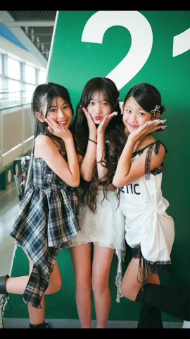 関西コレクション第2弾😳 めっちゃ仲良し3人組の女の子達を撮影📸 みんな若いのに夢がちゃんと決まってて尊敬✨TGC出ることになったら飛んで行きますね？😂笑   @のののてくとく🤍🖤 @みあき🍒🐩 @💛hannちゃん💛   #ストリートスナップ #京セラドーム #関西コレクション #大阪