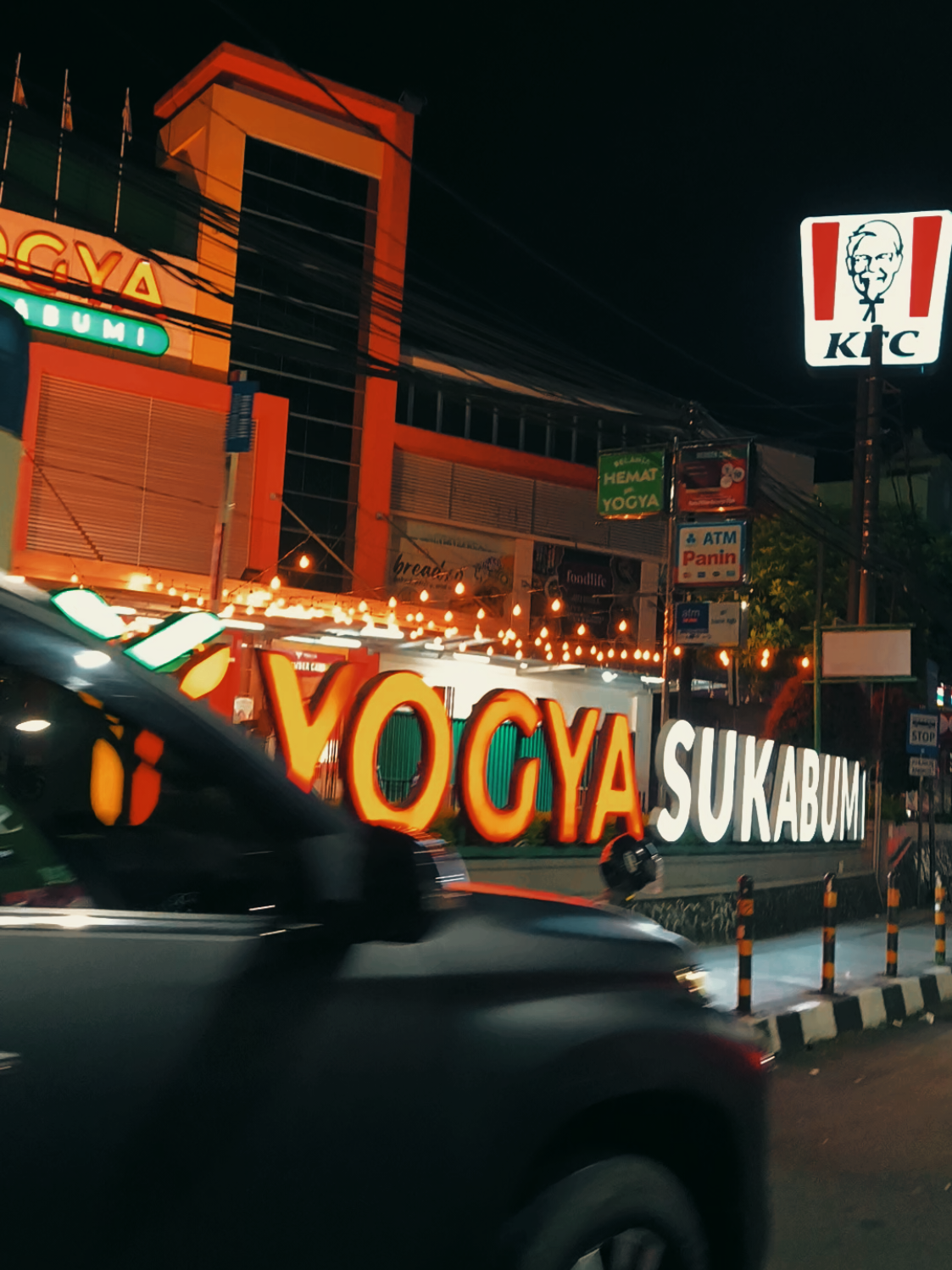 secandu ini y sukabumi malam hari, jadi mengingatkan kenangan masa lalu🥹. ada yg sama? #sukabumistory #vibessukabumi #kotasukabumi #sukabumimalam #lapangmerdekasukabumi #vibesmalamsukabumi 