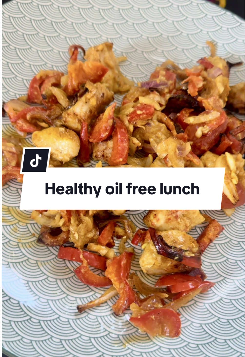 A wholesome, oil-free lunch packed with all the vitamins 🥦🍅✨ What’s your go-to healthy meal? 🤔🍽️ #airfryerdinner #airfryer #airfryerfrau #gesunderezepte #healthymeals 