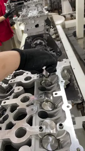 Assembling Cylinder head for KIA 2.4 MOTOR G4KG #kia #CARENS #G4KG #Engine #CarEngine #EngineForSale #Enginereplacement #NewEngine #EngineBuild #MechanicLife #EngineFactory #EngineWholesalePrice #FYP #BetterThanUsedEngine #autopartes #AlternativaMotorUsado #cylinderblock #cylinderhead #crankshaft #longblock #EngineParts  #DiretoDaFabrica #Motores #Motordecarro #Motor #Motordecoche  #Moteur #MoteurDeVoiture #Motor #ArabaMotoru #Двигатель #ДвигательАвтомобиля #محرك_السيارة #محرك 