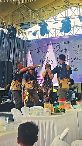 Lupakan masalah mu, mari bergoyang bersama ku