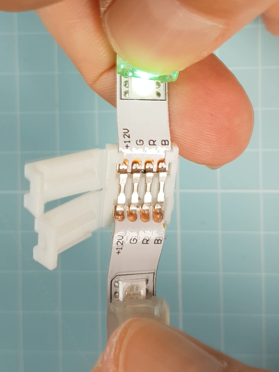 Couper un RUBAN LED et relier avec un connecteur  ✅ Consultez la liste RUBAN LED TOP  https://www.amazon.fr/shop/jeteste/list/234BDWNVQZ930?ref_=cm_sw_r_mwn_aipsflist_DDAXX2VZDY3JDYQ76D11&language=en-US #LED #rubanled  #DIY 