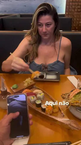 Ele com o brinquedo de cócegas de novo... e eu só querendo curtir meu sushi em paz! #dica #casal #mulher 