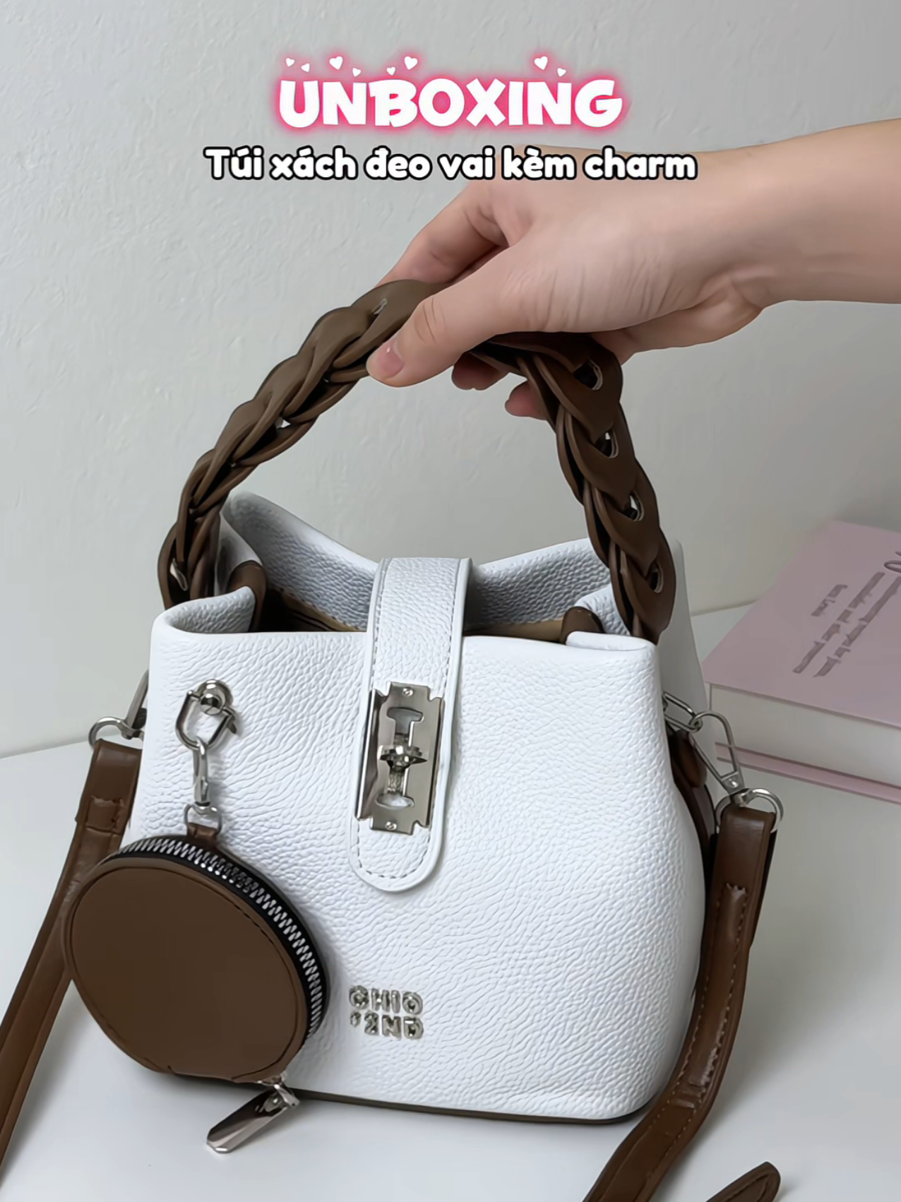 Túi vừa xinh vừa sang mà lại còn đựng đồ thoải mái, chị em mang hàng ngày hay đi chơi cũng đều hợp lắm 🥰🥰 #unboxing #review #thoitrangnu #tuixachnu #tuideovai 