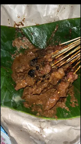 liatnya juga sudah bikin ngiler kan😁 dagingnya empuk plus bumbunya gurih mantap🤤 📍Sate Madura Mas Hanafi - Jl. R. E. Martadinata, Kota Sukabumi #fyp #sate #satekambing #kulinersukabumi #makan #kulinermalam 