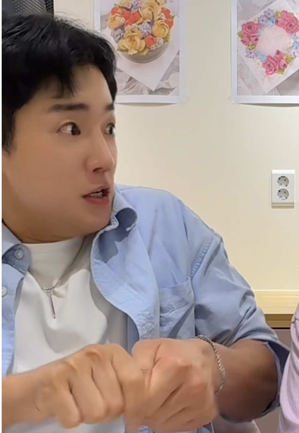 I relearned how to use chopsticks. #tiktok #trending #viral #fyp #viralvideo #chopsticks #kiss @메뚜기튀김•harper 