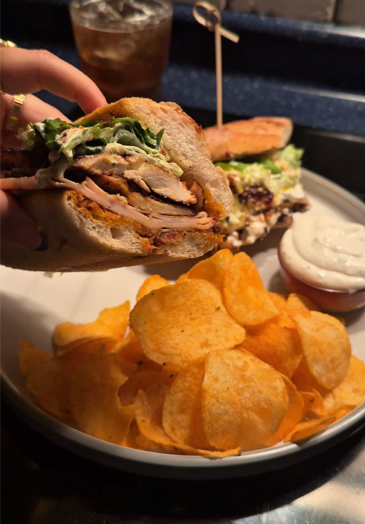 لذيذذذ جداً !🩷🥖المقادير:  اول شي تبلت الدجاج بملعقة زبادي بابريكا ثوم ملح فلفل اسود سيراتشا وشوية بقدونس وشوية تشيلي اويل اذا متوفر حطوا شوي واذا مافي حطوا زيت عادي الصوص :  لبنة، مايونيز ، ليمون،  ملح، فلفل اسود , فص صغير ثوم، شوي نعناع مجفف،  اوريجانو ورشة جبن بارميزان شوحت الدجاج على المقلاة لين استوى بعدها سخنت خبز الباجيت على نفس المقلاة  وقت التقديم دهنت الخبز بطماطم مجففة ممكن تستبدلونها بالعادية ، حطيت شرايح ديك رومي مدخن الدجاج اللي شوحته ،  شريحة جبن ايمينتال او اي جبن متوفر ودخلتها القلاية الهوائية على حرارة 200 لمدة 2 الى 3 دقائق بس يذوب الجبن اطلعه وبعدين حطيت خس جرجير ،  الصوص اللي سويته ، شوية تشيلي اويل زيادة ورشة بارميزان قدمت الساندوتش مع اللي بقى من الصوص وبطاطس عمان وبس عليكم بالف عافيه 🩷  و وصفة التشيلي اويل  بتنزل قريب مره 🌟 . . . . . .#السعودية #الشعب_الصيني_ماله_حل😂😂 #اكسبلور #وصفات #طبخ #غداء #عشاء_سهل #دجاج_مشوي #ساندويتش #ساندوتشات #fyp #fypシ゚ #foryoupage #foryou #Recipe #viral #اكسبلورexplore #الرياض #الشرقية #جدة #السعودية🇸🇦 