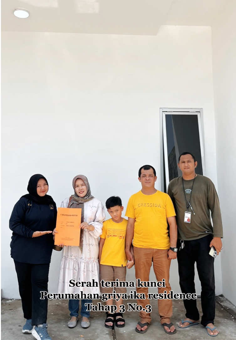 Serah terima kunci🔑 Perumahan griya ika resident tahap 3 No. 3✨ Terimakasih ibu meliyan dan keluarga telah memilih hunian dari berlian homes dan memilih selvi menjadi marketing ibu dan keluarga✨ Selamat atas rumah barunya ya bu pak☺️🙏🏻 #townhouse #perumahanpalembang #rumahmodern #realestate #rumahmewah   