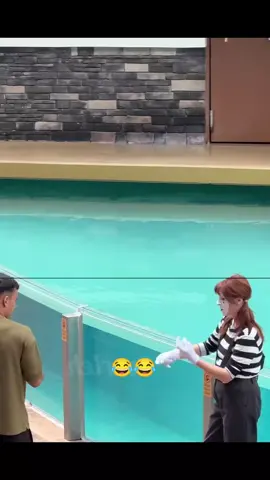 She Prank With Him 😂 #tomthemime #bestofmime #seaworldmime #seaworldorlando #fyp #seaworld #unitedstates 