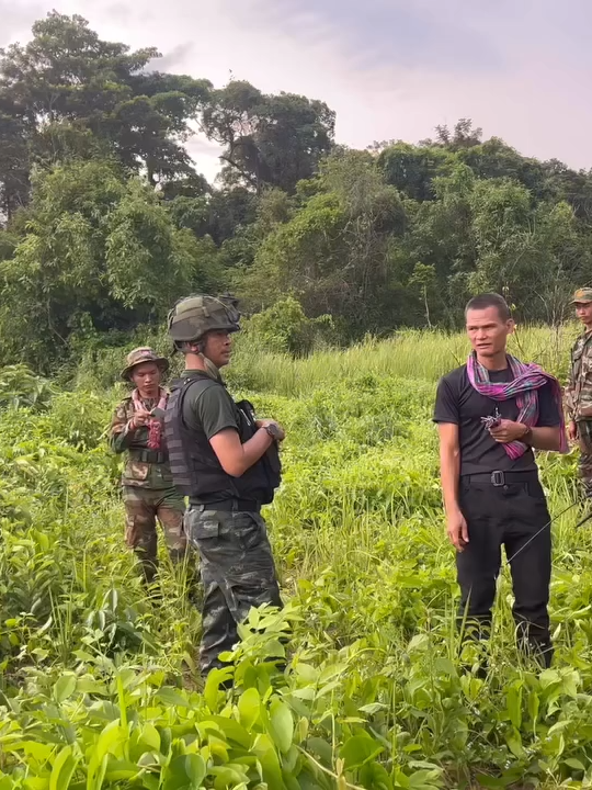 เมื่อตอน 4 โมงเย็นวันนี้ (9ส.ค.) ทหารกัมพูชาเดินมาขอร้องทหารไทย อย่าล้อมรั้วลวดหนามในพื้นที่อ้างสิทธิ์ (ดินแดนไทย) อ้างว่าเพื่อลดความตึงเครียดในพื้นที่ และยังบอกว่าฝ่ายทหารกัมพูชาไม่อยากจะรุกรานฝ่ายเรา (ไทย) และไม่คิดจะรุกลํ้าดินแดนไทยแม้แต่มิลเดียว แถมยังบอกให้ไทยเคารพกฎ MOU ด้วย แต่ทหารไทยไม่ฟัง 555 เพราะพื้นที่ทหารไทยยืนอยู่ในคลิปคือดินแดนอธิปไตยของประเทศไทย