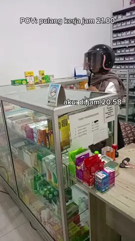 POV:waktu kerja sampai jam 21.00 20.58 : udah siap pulang 20.59 : pasieng datang beli obat 21.00 : pelayanan tetap nomor satu🙏🏻 Karena kesehatan pasien gak kenal waktu🫶🏻💊 #justkonten #apotekerindonesia #LifeAtPharmacy #ApotekSiapBantu #ApotekerHarian #4u #xyzbca #foruyou #fypage 