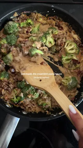 can’t get over how good this was!🍝 RECIPE: - For 1 packet of pasta you will need: 6 slices of bacon 1 red onion 1 garlic clove 10 sun-dried tomatoes, chopped 1 broccoli - florets only 2 tablespoons cream cheese 200g heavy cream Salt Pepper Paprika Garlic powder Parmesan (optional) - Instructions: Sauté the bacon with a little butter or oil, then remove it from the pan. In the same pan, sauté the onion with the seasonings. Gradually add the garlic, sun-dried tomatoes, cream cheese, heavy cream, broccoli, and finally the bacon. Stir the sauce together with the pasta and enjoy!😋 #Recipe #pasta #cook #cookathome #cookwithme #pastasauce #sauce #tasty 